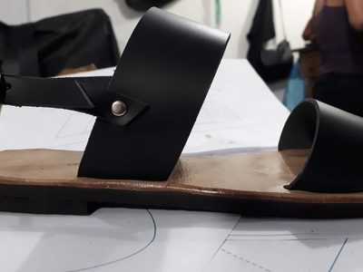 Si tus sandalias de cuerina se pelaron, no las tires: quedarán aún mejor con este truco sin gastar un centavo