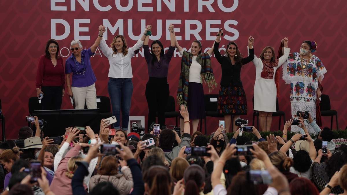 Claudia Sheinbaum con las "Mujeres de la 4T"