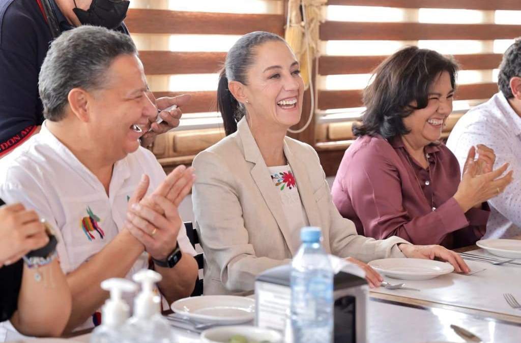 Claudia Sheinbaum con el gobernador electo de Hidalgo, Julio Menchaca y su esposa Edda