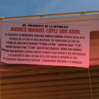 Reciben a AMLO con narcomantas en Caborca, Sonora