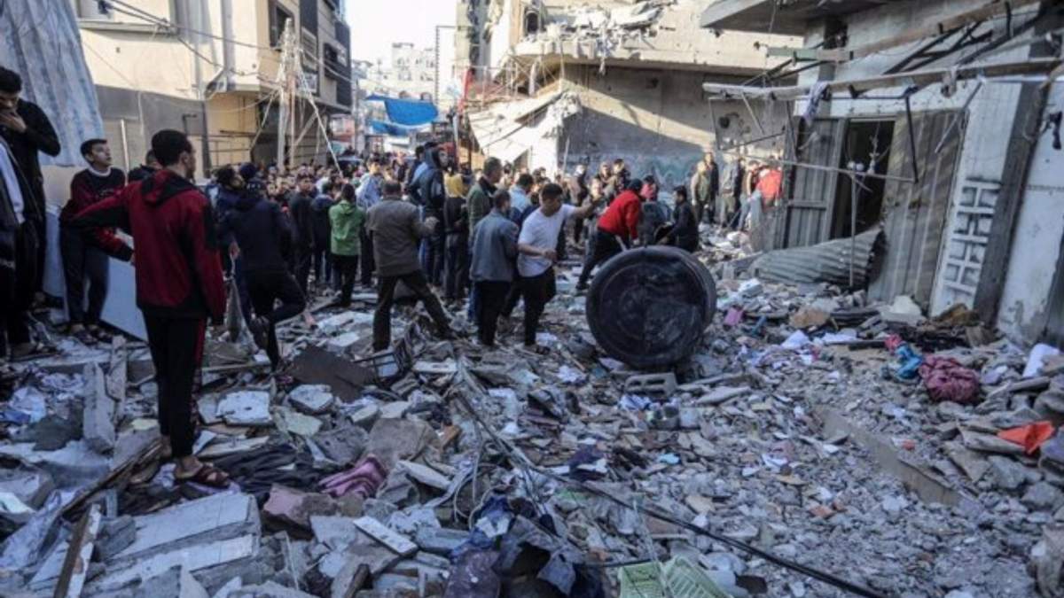 Civiles palestinos inspeccionan el lugar de un ataque en Rafá, en la Franja de Gaza