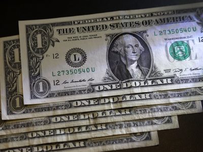 El Gobierno Nacional logró frenar la suba del dólar, pero terminó la semana con casi 100 pesos de aumento