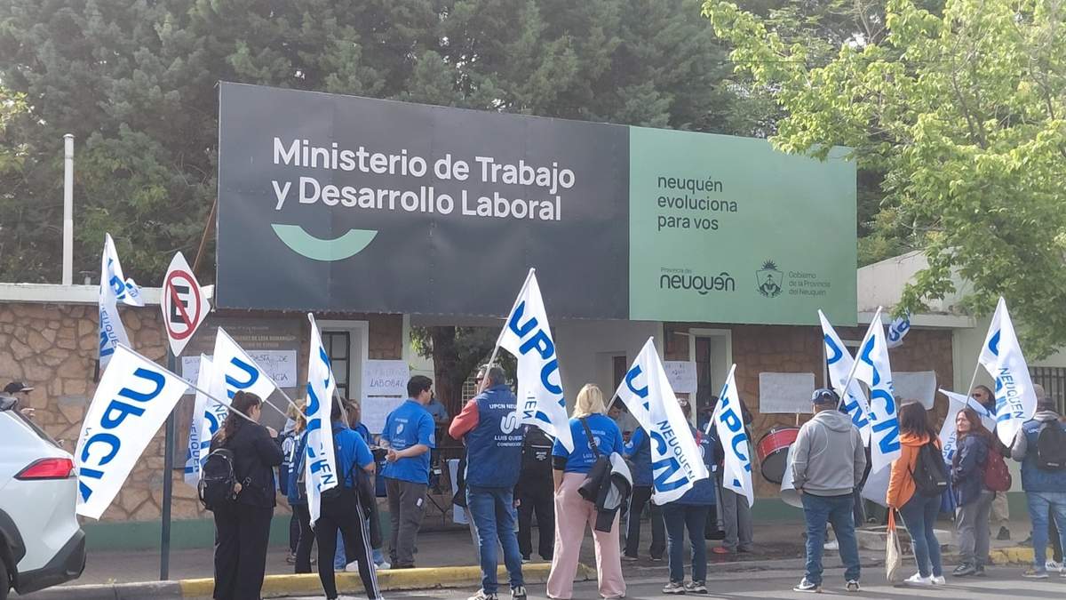 La protesta en la sede de la calle Entre Ríos. Fuente: (Facebook)