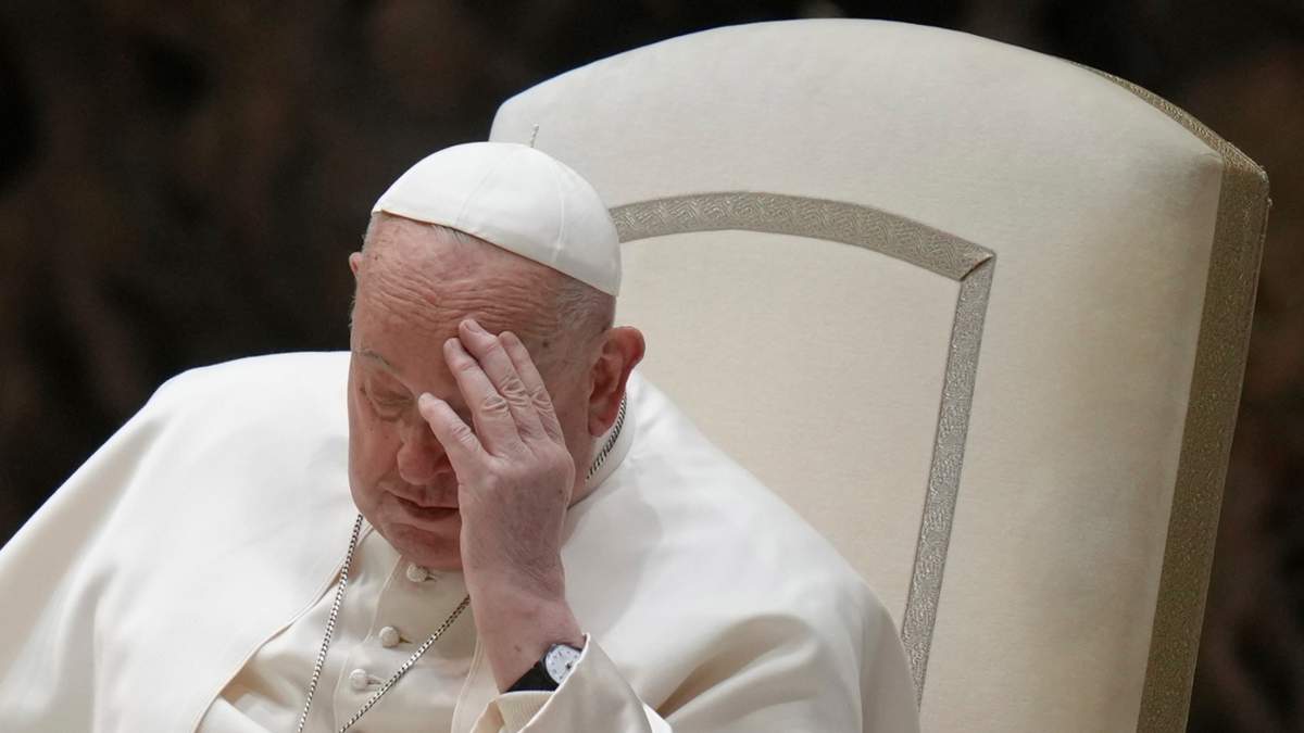 El papa Francisco se toca la frente durante su audiencia general semanal en el Vaticano