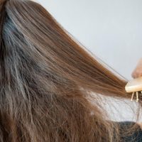Sin secador ni planchita: la receta mágica para dejar tu cabello liso y hermoso secado al natural