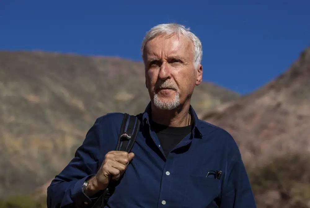 El director James Cameron camina en Purmamarca, provincia de Jujuy, Argentina, el 8 de junio de 2023