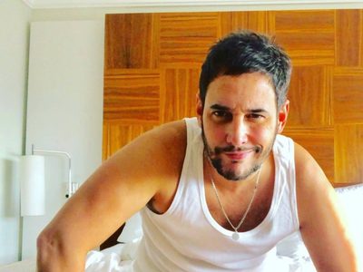 Con tonos blancos y muebles modernos, Rodrigo Lussich decoró su cálido departamento