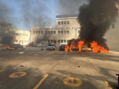 Estudiantes queman vehículos frente a la fiscalía tras asesinato de normalista de Ayotzinapa