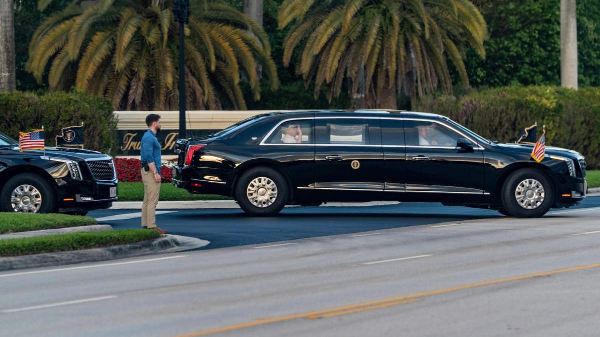 El presidente Donald Trump saluda desde su limusina al salir del Trump International Golf Club, el domingo 21 de diciembre de 2025, en West Palm Beach, Florida