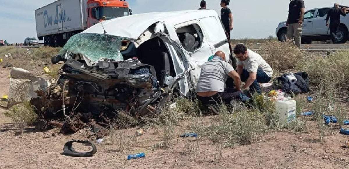 La Renault Kangoo resultó totalmente destrozada por el impacto contra el colectivo. Fuente (Radio Génesis 25)