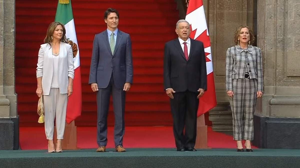 El primer ministro de Canadá junto a su esposa en Palacio Nacional