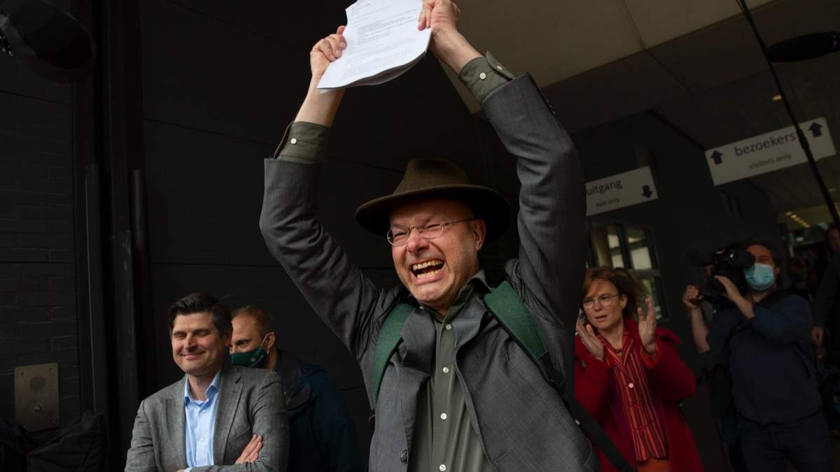 Donald Pols, director de la organización ecologista holandesa Milieudefensie, celebra el fallo de un tribunal holandés contra Royal Dutch Shell