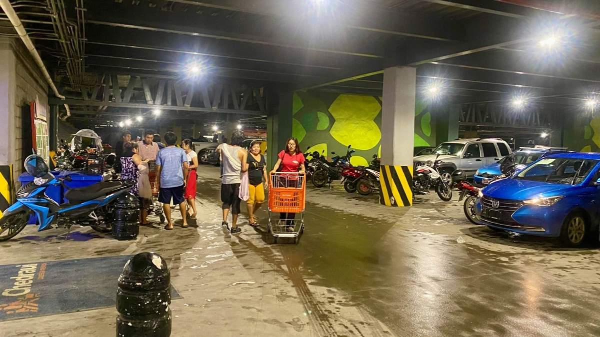 Ante el avance del huracán Erick en el municipio costero de San Pedro Mixtepec, Oaxaca, pobladores realizan compras en supermercados
