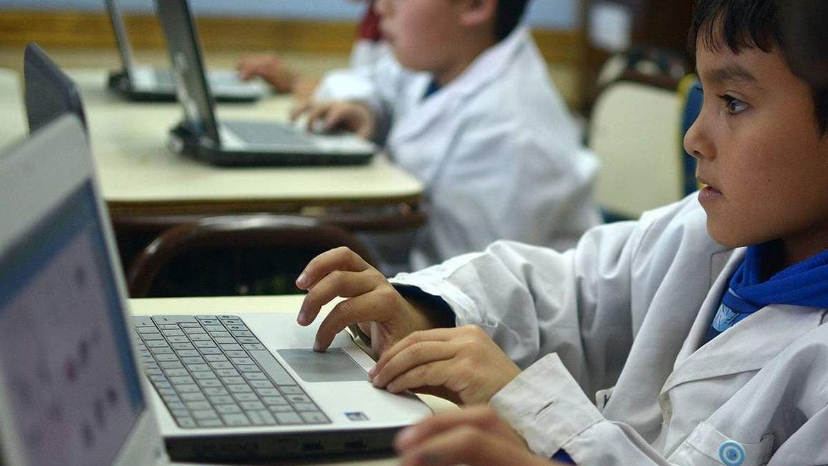 Los chicos irán a las escuelas para tener acceso a computadoras e internet. Fuente: (Twitter)