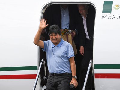 El piloto mexicano que sacó a Evo Morales de Bolivia reveló que habrían atacado al avión al despegar
