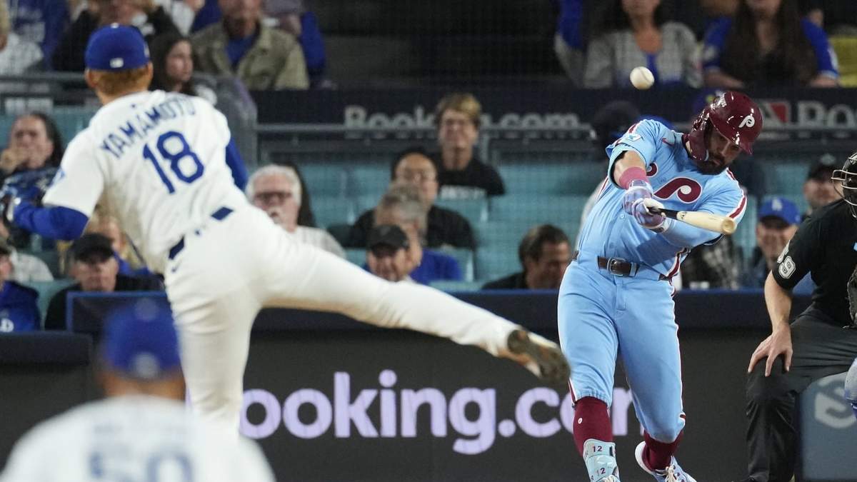 Kyle Schwarber, de los Filis de Filadelfia, batea un cuadrangular solitario frente al abridor de los Dodgers de Los Ángeles, Yoshinobu Yamamoto, durante la cuarta entrada del tercer juego de la Serie Divisional de la Liga Nacional