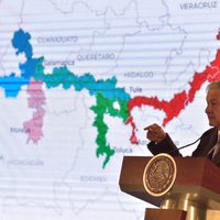 AMLO presenta programas sociales antihuachicoleros