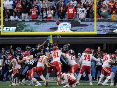 Patrick Mahomes y los Chiefs vencen 30-27 a los Panthers con el gol de campo de Shrader
