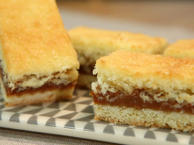 Postre de coco con cobertura de dulce de leche: con 3 huevos y estos ingredientes, prepará esta receta exprés