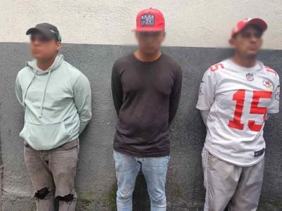 Detienen a tres hombres por agredir a policías bancarios