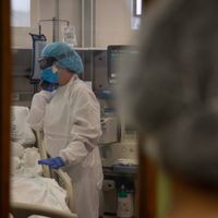 La importancia de vacunarse: el 73% de los que estuvieron en terapia en Cataluña no lo estaban