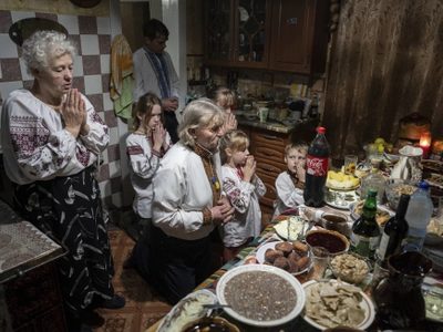 Ucrania derriba cazas y drones rusos mientras celebra la Navidad en diciembre por primera vez