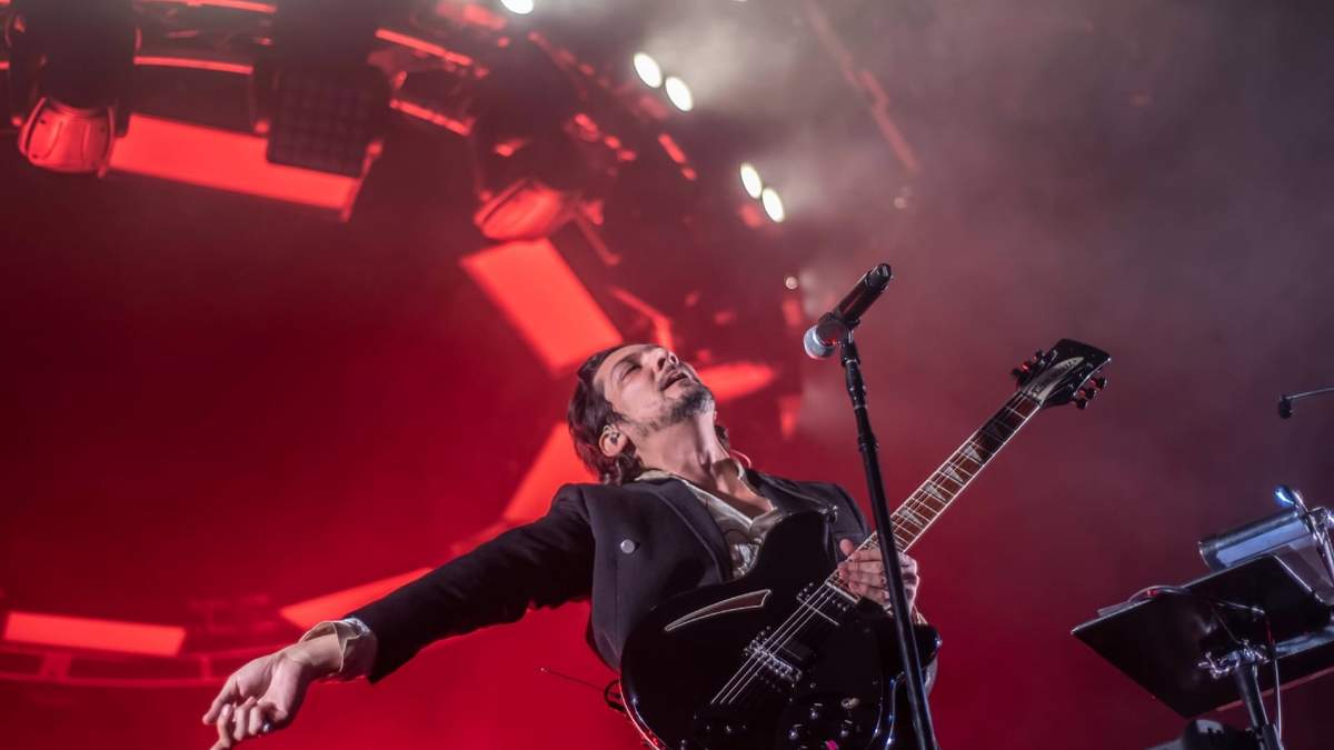 El vocalista durante el concierto en el Palacio de los Deportes