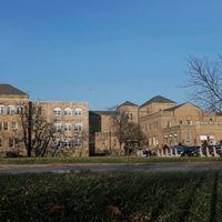 NY abrirá albergue para hasta mil migrantes en estacionamiento de hospital psiquiátrico