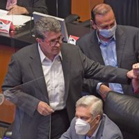 Monreal propone cárcel para quien venda medicamentos o vacunas sin autorización sanitaria