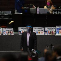 Morenistas colocan tendedero de “traidores” que votaron contra reforma eléctrica de AMLO