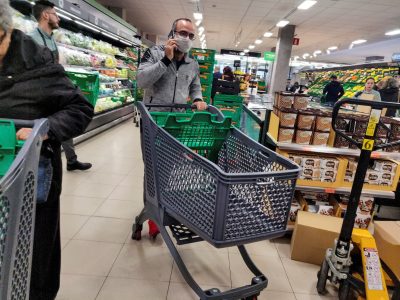 Los ventas de los supermecados aumentaron un 5% y los shoppings cayeron un 95,1%