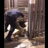 Agente fronterizo somete a una mujer que le escupió en la cara (Video)