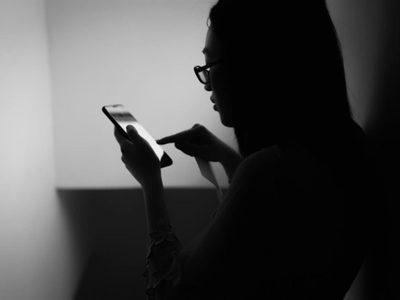 Violencia digital contra mujeres: desde sextorsión a estafas, estos son 10 ataques que más sufren