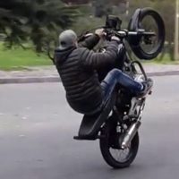 Fuerte reclamo de vecinos de un chico de 6 años atropellado por una moto que hacía Wheelie