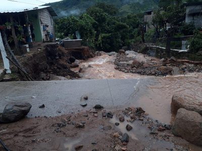 Lluvia arrastra a vecinos de Tlatlaya: hay cuatro muertos