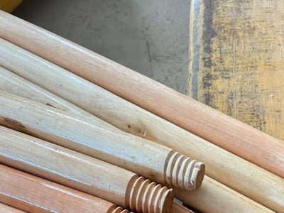 No tires los palos de escoba viejos: dale un toque coqueto a tu casa con este genial portamacetas