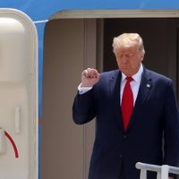 Trump evita declarar por fraude fiscal al recluirse en su mansión de Florida durante el huracán