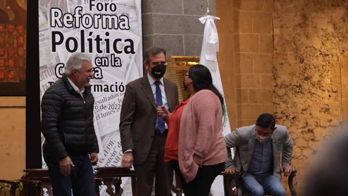 El presidente del INE conversa con la secretaria general de Morena