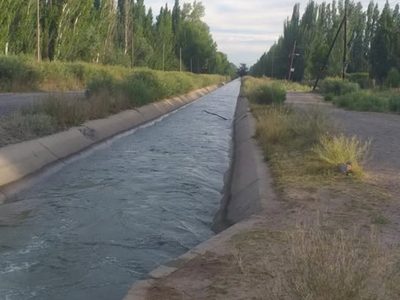Se convirtió en héroe: Vecino de Centenario salvó a un chico de ahogarse en un canal