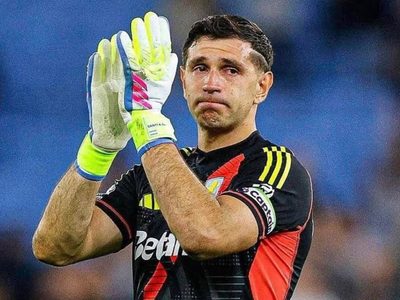 El "Dibu" Martínez se fue llorando tras el triunfo del Aston Villa