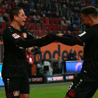 "Chicharito" anda encendido: clava doblete en el triunfo del Bayer ante el Augsburg (Video)