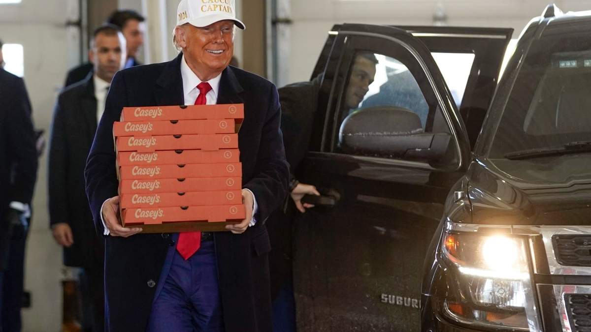Donald Trump entregó pizza este domingo al Departamento de Bomberos de Waukee, Iowa