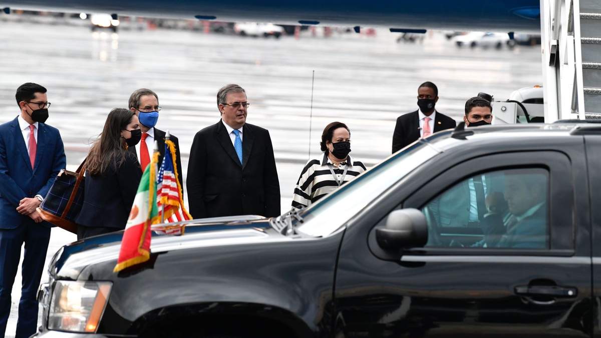 Ebrard despide a Kamala Harris de México