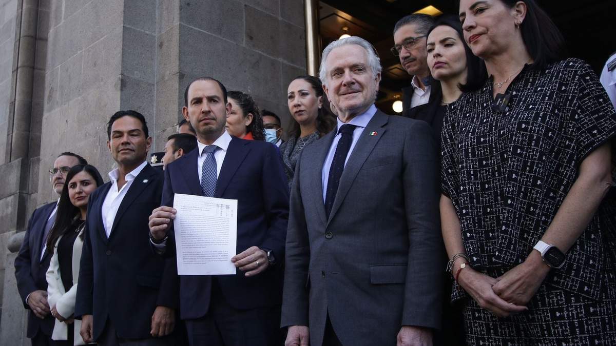 Marko Cortés, Santiago Creel y otros panistas en la entrada de la Suprema Corte