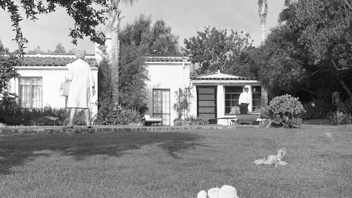 El patio trasero de la casa donde vivió Marilyn Monroe después de que fuera encontrada muerta en Hollywood, el 5 de agosto de 1962