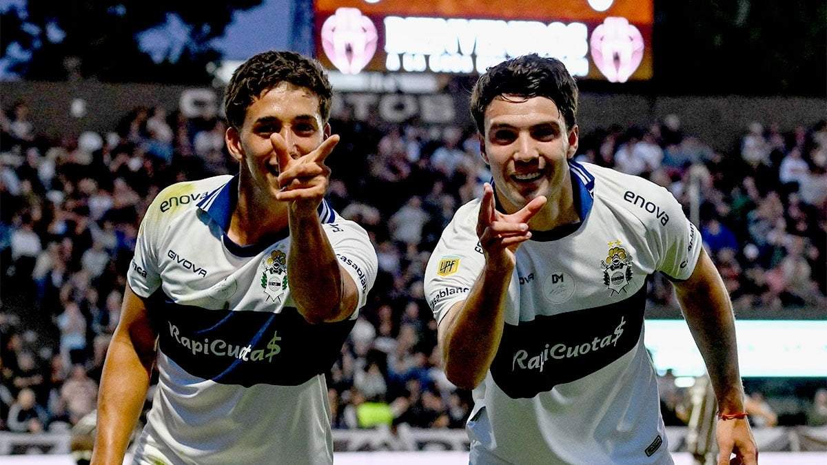 Nicolas Barros Schelotto y Manuel Panaro celebran uno de los goles de Gimnasia, que clasificó