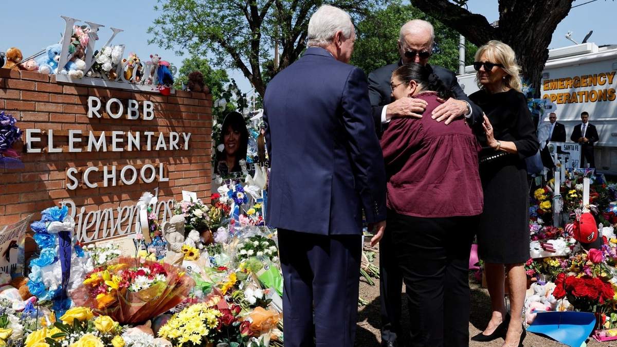 La pareja presidencial en la escuela donde fue el tiroteo