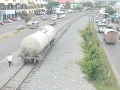 Percance ferroviario deja un muerto, tres heridos y vehículos dañados en Querétaro (Video)