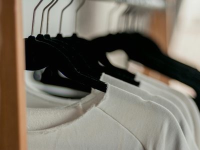 Adiós a las manchas amarillas en la ropa con este secreto