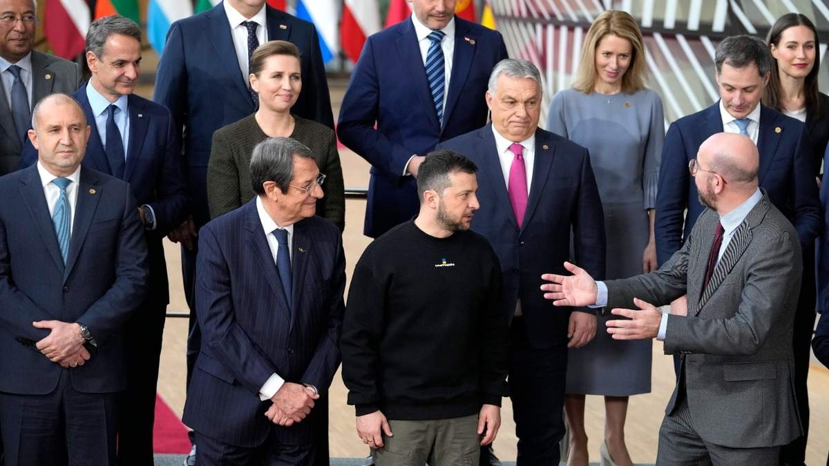El presidente del Consejo Europeo, Charles Michel, delante a la derecha, habla con el presidente de Ucrania, Volodymyr Zelenski